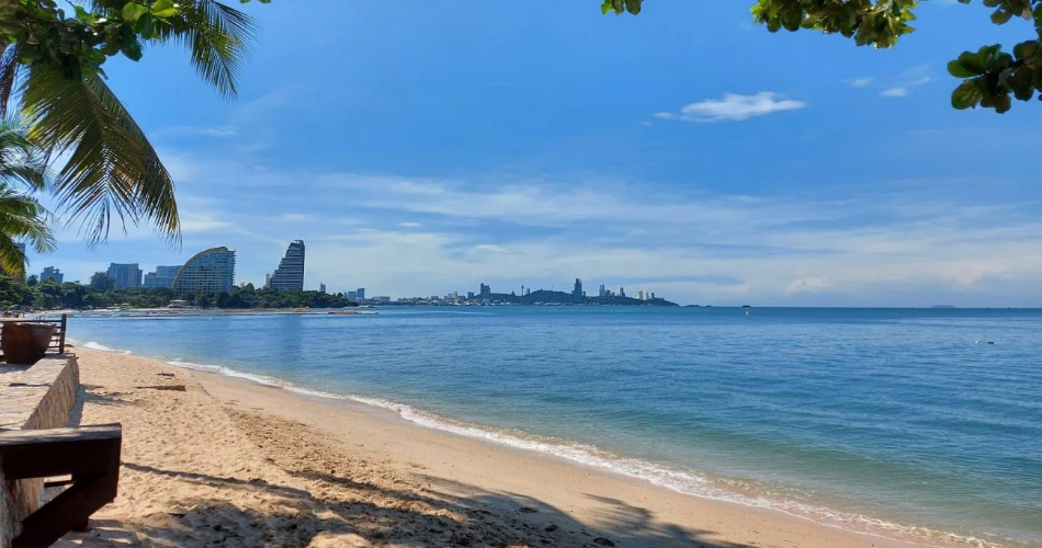 Beach Escapes: Relaxing in Pattaya Central, Thailand